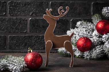 Noel ve yeni yıl festival arka plan ile ahşap geyik