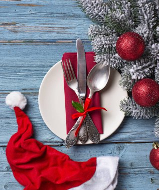 Mavi ahşap arka plan üzerinde Noel ve yeni yıl festival tablo ayarı