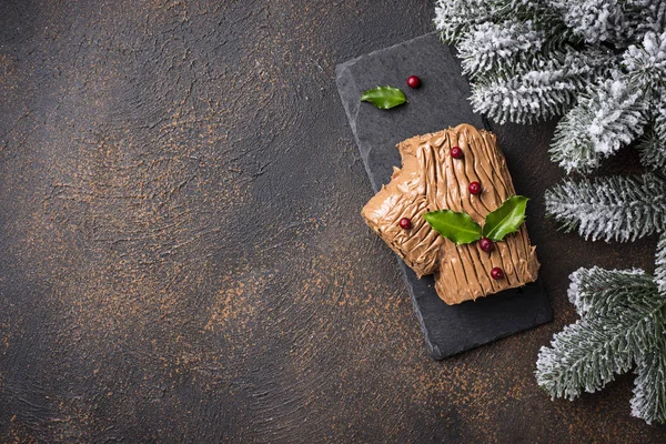 Pastel Navidad Yule Log Postre Chocolate Tradicional Sobre Fondo Festivo — Foto de Stock