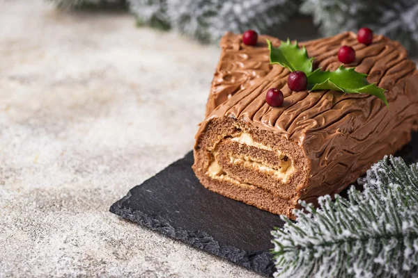 Yule ログのクリスマス ケーキ お祭りの背景に伝統的なチョコレート デザート — ストック写真