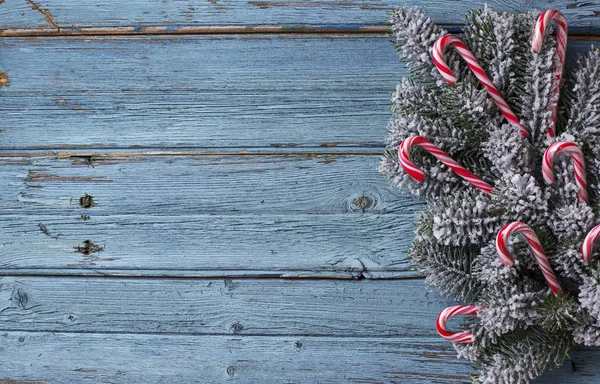 青い木の上のクリスマスや新年のお祭りの背景 テキストのためのスペース — ストック写真