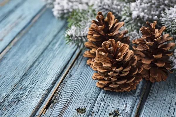 Natale o Capodanno sfondo festivo con pigne — Foto Stock