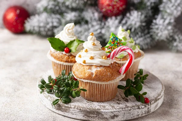 クリスマスのお祝いのカップケーキは異なる装飾 パーティーフード — ストック写真