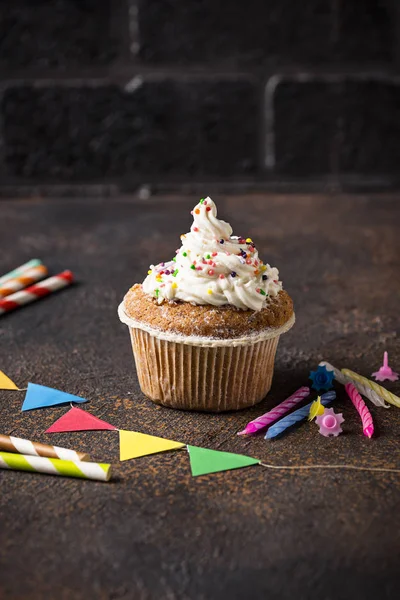 Birthday Cupcake Tejszínnel Különböző Díszek Sötét Bacground — Stock Fotó
