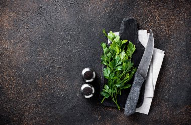 Baharatlar, bıçak, maydanoz ve kesme domuzu mutfak arka plan