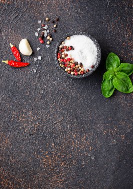 Otlar ve baharatlar. Fesleğen, tuz ve biber