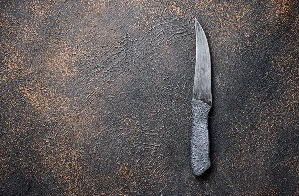 Cuchillo sobre mesa oxidada. Fondo culinario —  Fotos de Stock