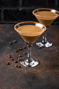 Çikolatalı martini kokteyl veya İrlandalı likör kremi 