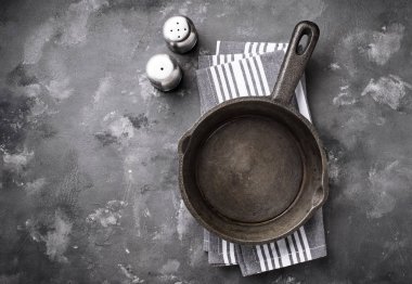 Dökme demir tava gri masada