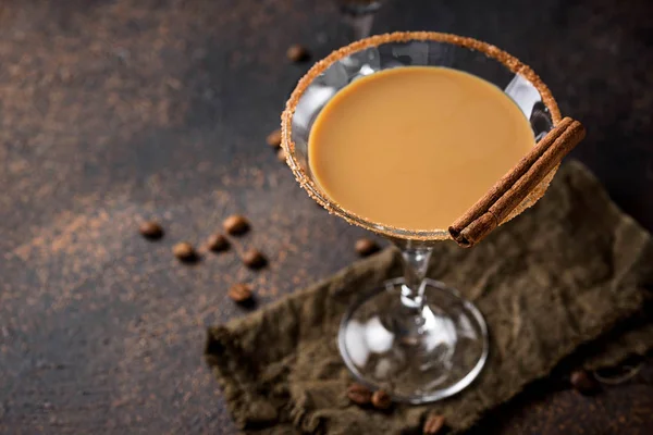 Cocktail de chocolate martini ou licor creme irlandês — Fotografia de Stock