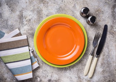 Beton masada boş portakal plaka