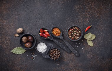 Kuru otlar ve baharatlar çeşitli türü. Üstten görünüm, uzay dor metin