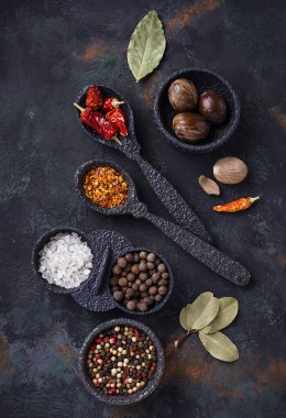 Kuru otlar ve baharatlar çeşitli türü. Üstten görünüm, uzay dor metin