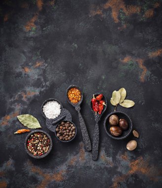 Kuru otlar ve baharatlar çeşitli türü. Üstten görünüm, uzay dor metin