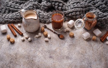 Sıcak çikolata veya kakao içecek yemek pişirmek için malzemeler