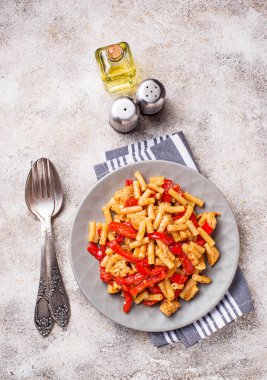 Tavuk ve biber domates soslu makarna. Üstten görünüm