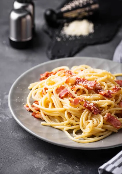 Pastırmalı ve parmesanlı Carbonara makarnası. Seçici odak