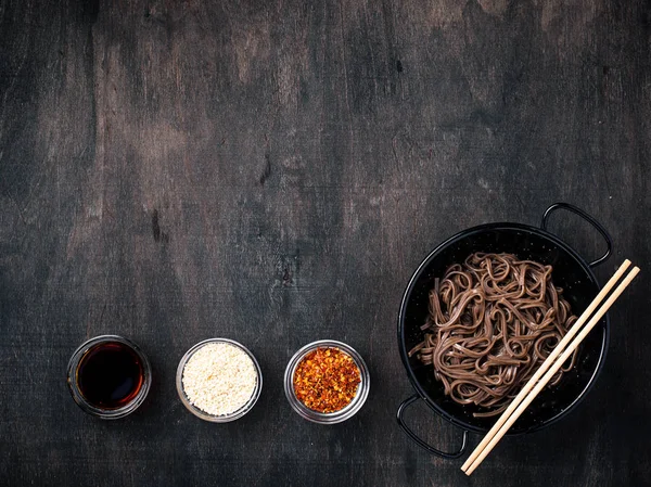 Ασιατικά Noodles Soba Σάλτσα Σόγιας Σησαμέλαιο Και Τσίλι — Φωτογραφία Αρχείου