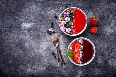 Güler yüzlü kase çilek ve yaban mersini 