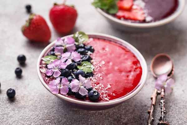 딸기와 블루베리 스무디 그릇 — 스톡 사진