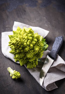 Romanesco brokoli koyu arka plan üzerinde