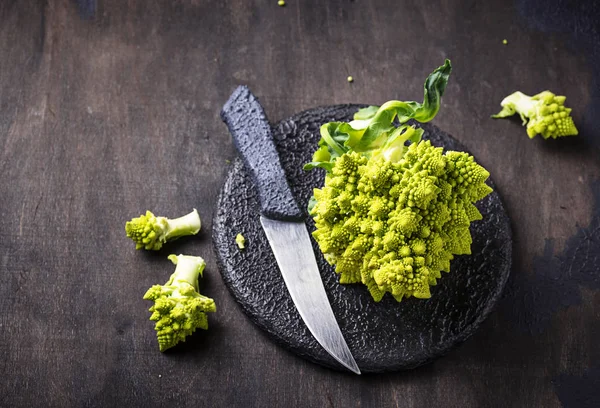 Brocoli Romanesco sur fond sombre — Photo