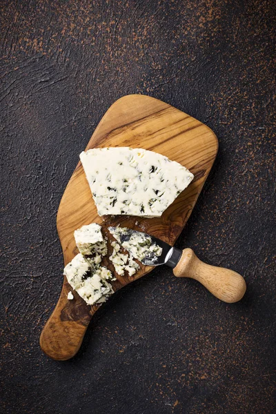 Blue cheese and knife on cutting board — Stock Photo, Image