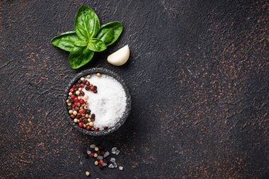 Otlar ve baharatlar. Fesleğen, tuz ve biber. Üstten görünüm