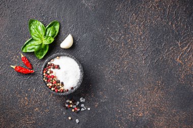 Otlar ve baharatlar. Fesleğen, tuz ve biber. Üstten görünüm