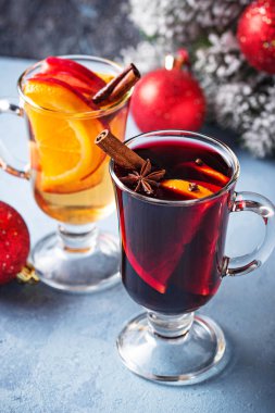 Kırmızı ve beyaz şarap mulled. Sıcak kış içecekler