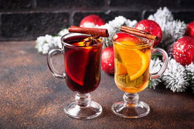 Kırmızı ve beyaz şarap mulled. Sıcak kış içecekler