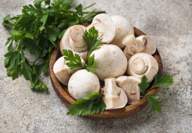 Bir ahşap kase çiğ taze mantar