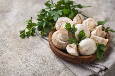 Bir ahşap kase çiğ taze mantar