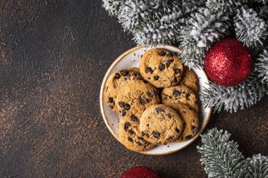 Noel Baba için çerezleri Noel ağacı yakınındaki