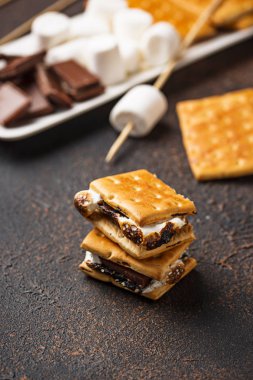 Ev yapımı smores kraker, şekerleme ve çikolata ile