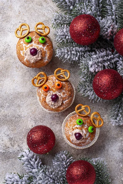 Kue mangkuk Natal dalam bentuk rusa atau beruang — Stok Foto