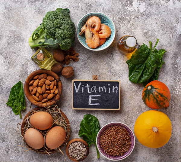 ビタミン E の品揃えの食料源 — ストック写真
