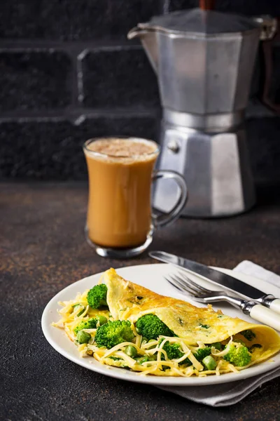 Keto Low-Carb-Omelett und kugelsicherer Kaffee — Stockfoto