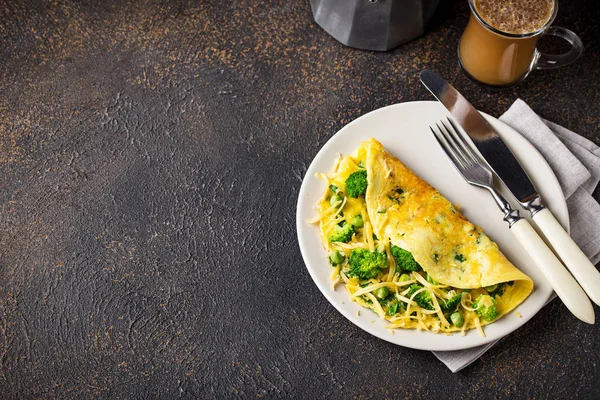 Omelet karbohidrat rendah dan kopi antipeluru — Stok Foto
