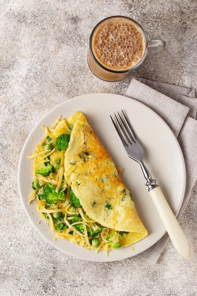 Keto düşük carb omlet ve kurşun geçirmez kahve — Stok fotoğraf