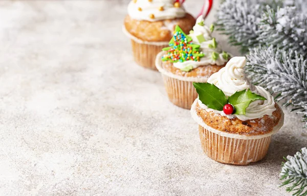 Bolo festivo de Natal com decorações diferentes — Fotografia de Stock