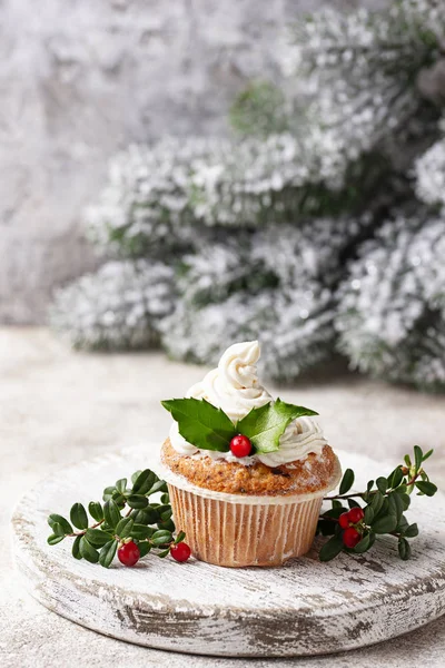 Bolo festivo de Natal com folhas de azevinho — Fotografia de Stock