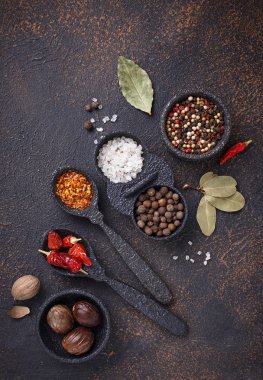 Çeşitli tür kuru otlar ve baharatlar