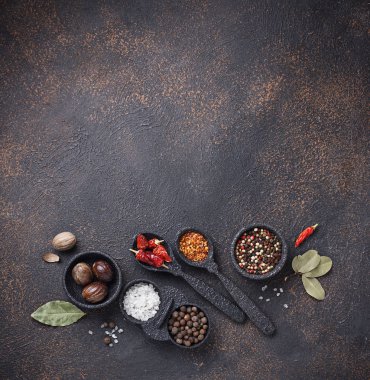 Çeşitli tür kuru otlar ve baharatlar