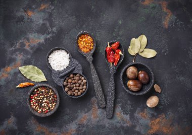 Çeşitli tür kuru otlar ve baharatlar