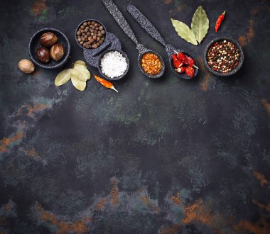 Çeşitli tür kuru otlar ve baharatlar