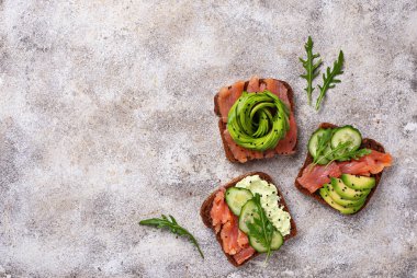 Avokado tost somon siyah ekmek üzerinde