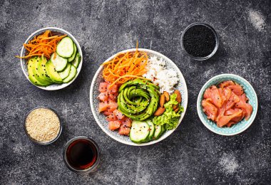 Somon, pirinç ve sebze ile Hawaiian poke kase