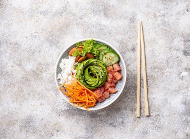 Somon, pirinç ve sebze ile Hawaiian poke kase