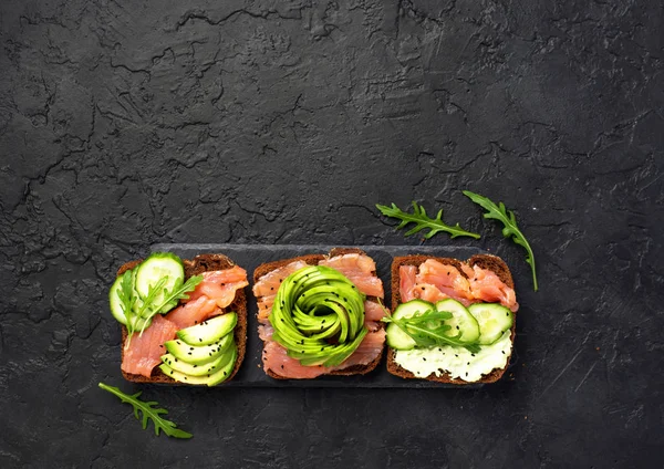 Avocado toast with salmon on rye bread — Stock Photo, Image